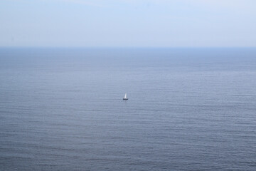 Obraz premium El pequeño velero en el inmenso mar