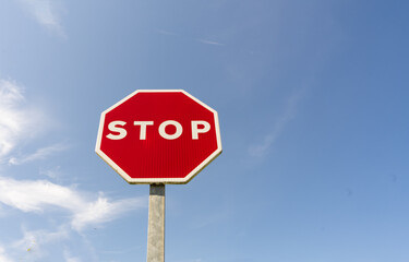 Señal de stop con el cielo de fondo con espacio para texto.