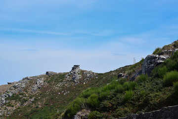 Fototapeta na wymiar Antiguos cañones de artillería en la ladera de la montaña en el Cabo Silleiro
