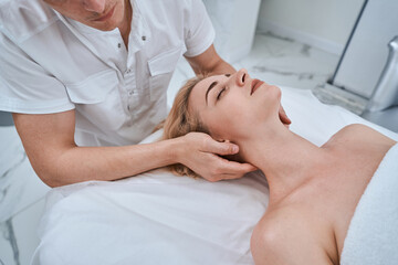 Obraz na płótnie Canvas Physical therapist performing a trigger point massage