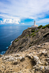 Faro Capdepera mit wolkigem Himmel