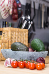 Zucchini, Tomaten und Knoblauch in einer Küche