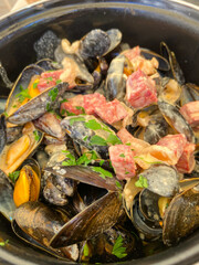 Moules au chorizo dans une casserole
