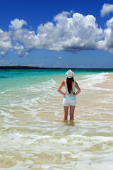 Fototapeta premium 海辺で寛ぐ女性
