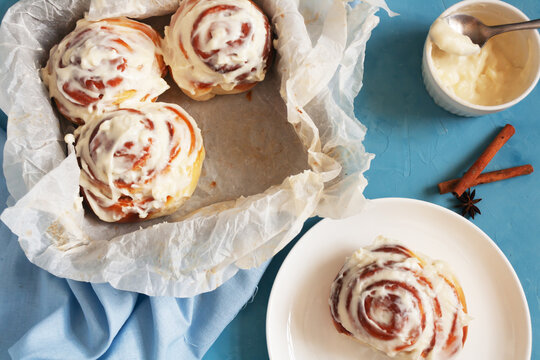 Cinnabon buns. Sinabon rolls with cream cheese and cream, chocolate and brown sugar