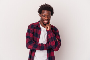 Obraz premium Young african american man isolated on white background smiling happy and confident, touching chin with hand.