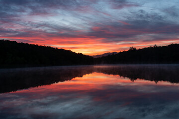 Fototapeta na wymiar Sunrise over Lake Ralphine in Santa Rosa, CA