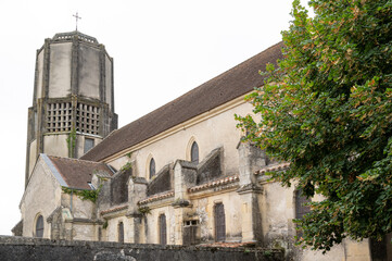 L'église Saint-Barthélemy et son clocher-château d'eau, Tournon d'agenais, plus beau village de France, Lot et Garonne, Sud ouest, France - 456777367