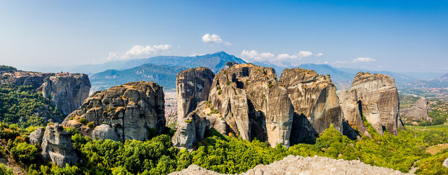 Panorama sur les m&eacute;t&eacute;ores et ses monast&egrave;res