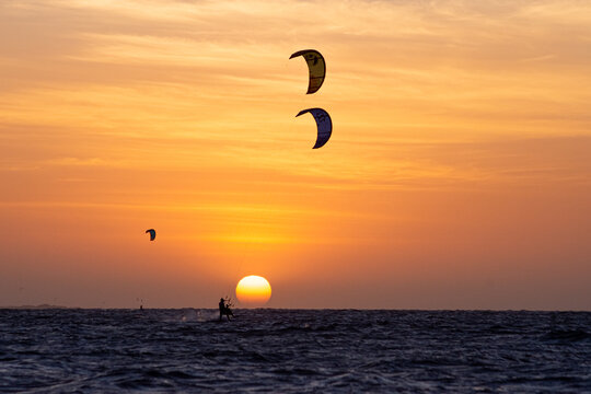 Sunset com kitsurf no mar. P&ocirc;r do sol na praia de Barra Grande, litoral do Piau&iacute;, nordeste brasileiro.
