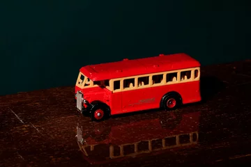 Fotobehang krachtige rode bus bus rode regen © chavalit