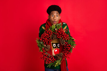Photo of crazy nice funny guy hold mistletoe wreath wear x-mas pullover knitted scarf mittens...