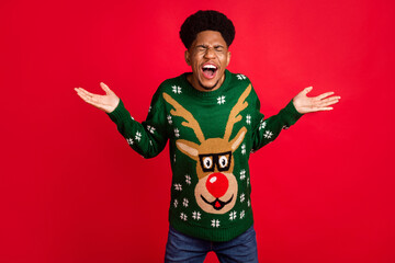 Photo of crazy angry guy open mouth scream close eyes wear christmas sweater isolated on red background