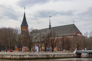 Obraz premium KALININGRAD, RUSSIA - MARCH 13, 2021 Kaliningrad Cathedral on Immanuel Kant Island. A Unesco World Heritage site and the red-brick Gothic cathedral in the center of Kaliningrad.