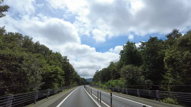富士山　ドライブ　車窓　東富士五湖道路　青空と雲