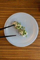 Sushi und Essstäbchen