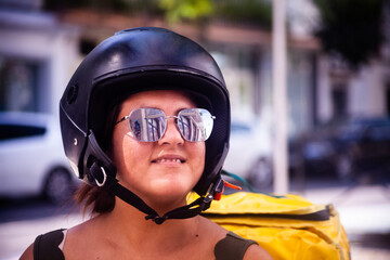 Chica latina repartiendo con moto para empresas de delivery de comida rápida y de restaurantes