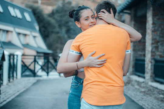 Pareja de novios abrazados con una sonrisa y amor en un pueblo monta&ntilde;oso