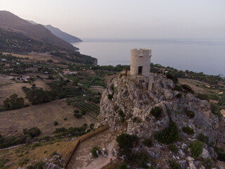 Fototapeta na wymiar La Torre Bennistra che sovrasta Scopello. Sicilia.