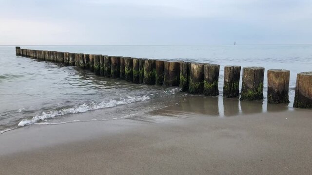 Wellen an den Buhnen an der Ostsee.