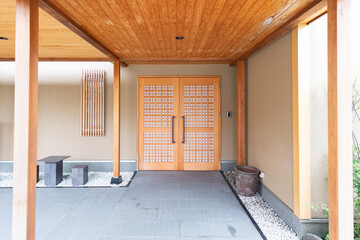 日本家屋の玄関の扉