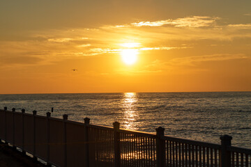 Obraz premium Sunrise at Lake Michigan, Illinois on the beach facing the water