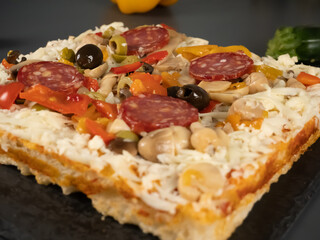 Pizza al Taglio Salamino e Verdure Miste