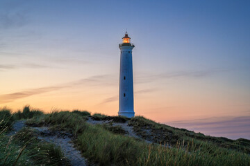 Leuchtturm Lyngvig Fyr bei Hvide Sande in Dänemark am Morgen