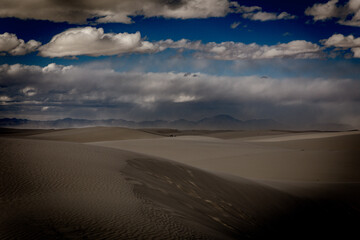 Fototapeta na wymiar Cloudy day at White Sands National Park, New Mexico