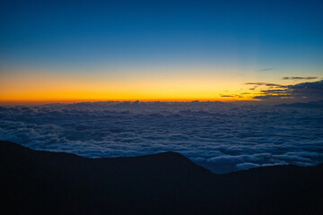 Obraz premium 朝日できれいな燕岳山頂付近の山小屋から見える風景 The view from the mountain lodge near the summit of Mt. Tsubakuro in the morning sun