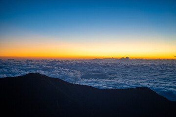 朝日できれいな燕岳山頂付近の山小屋から見える風景 The view from the mountain lodge near the summit of Mt. Tsubakuro in the morning sun