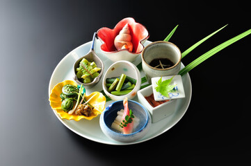 和食コース料理　前菜盛り合わせ（黒背景）
