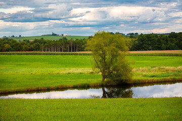 Naklejka premium Wisconsin farmland and pond with a dramatic sky in September