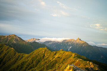 燕岳頂上付近の山荘から見る朝日が当たる槍ヶ岳の風景 A view of Mt. Yarigatake in the morning sun from the mountain lodge near the top of Mt. Tsubakuro.