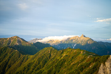 燕岳頂上付近の山荘から見る朝日が当たる槍ヶ岳の風景 A view of Mt. Yarigatake in the morning sun from the mountain lodge near the top of Mt. Tsubakuro.