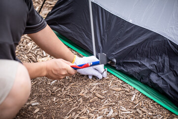 アウトドア　キャンプ準備　テント張り　アウトドアレジャー　野外活動