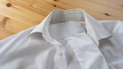 白い襟付きシャツ。襟の汚れ。