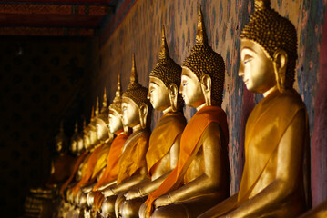 Buddhistische Statuen in einem Tempel in Thailand