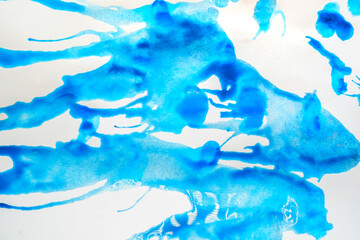 Splash aquarelles gouttes sur fond blanc. Abstrait coloré pour le fond