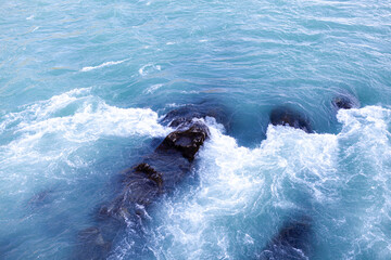 Obraz premium A fast-flowing wide and full-flowing mountain river. Large rocks stick out of the water. Big mountain river Katun, turquoise color, in the Altai Mountains, Altai Republic.