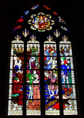 Hermosa vidriera de colores con motivos religiosos en la catedral gótica de Orleans, Francia