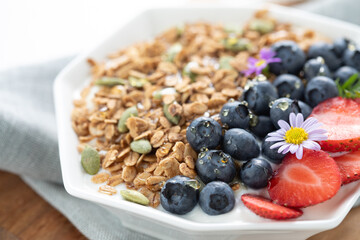 granola yogurt blueberry peach breakfast in morning healthy diet