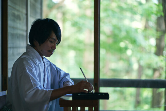 御朱印を書く神主