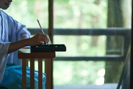 御朱印を書く神主