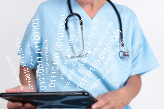 Ärztin mit einem Tablet PC in den Händen aus dem ein binärer Datenstrom dargestellt durch Zahlen kommt