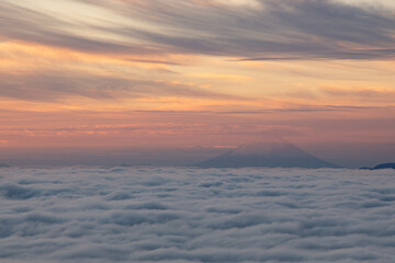 Fototapeta na wymiar 富士山と雲海