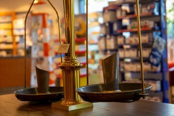 Nahaufnahme einer alten Apothekerwaage in einer Apotheke