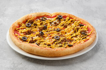 Small size pizza with minced beef meat, sweet corn and mustard