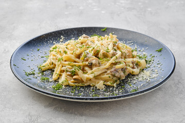 Pasta with honey agarics, onion and cheese
