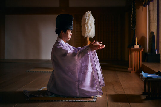 柏手を打つ神主